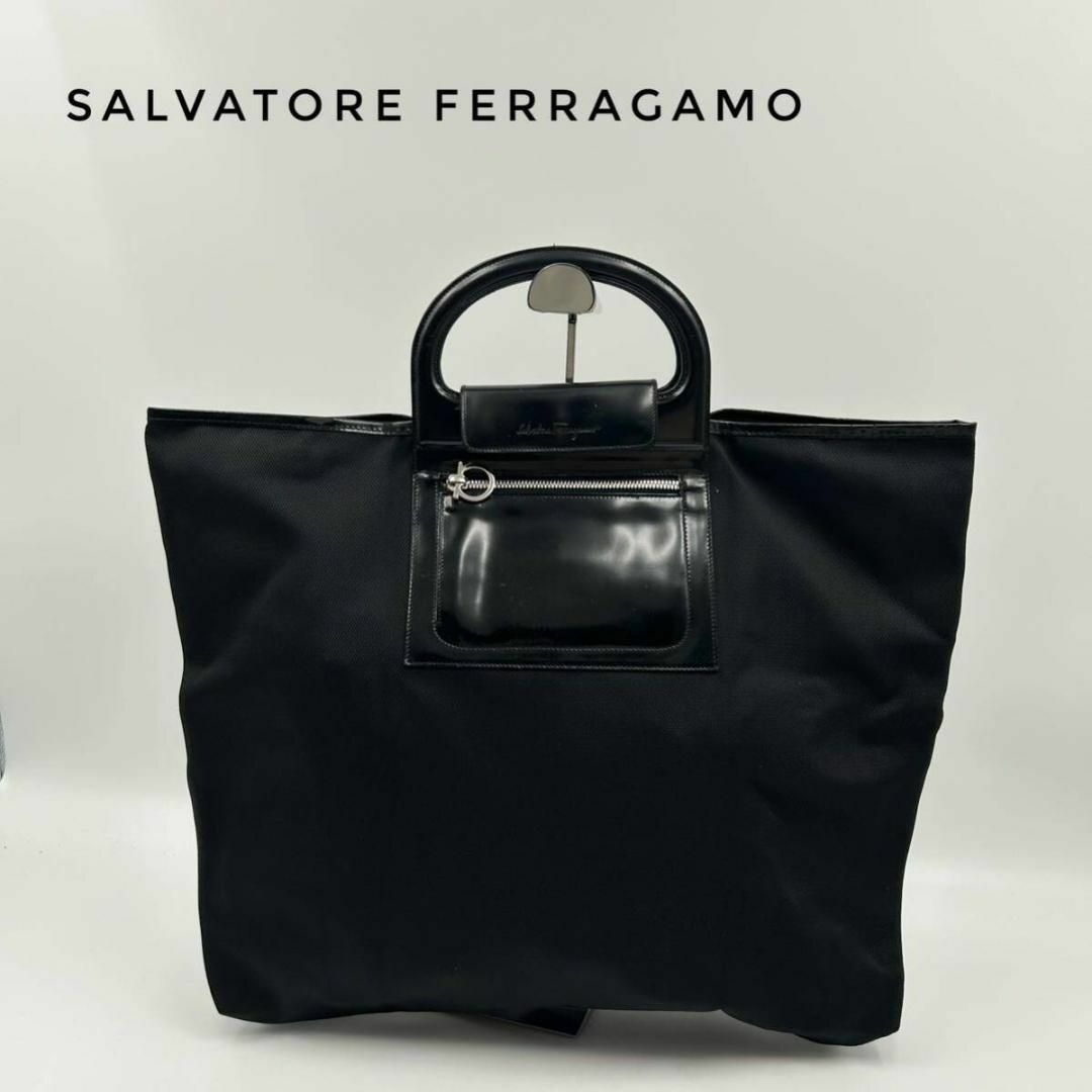 Ferragamo(フェラガモ)の☆大人気☆ Ferragamo トートバッグ 黒ブラック ナイロン A4可 レディースのバッグ(トートバッグ)の商品写真