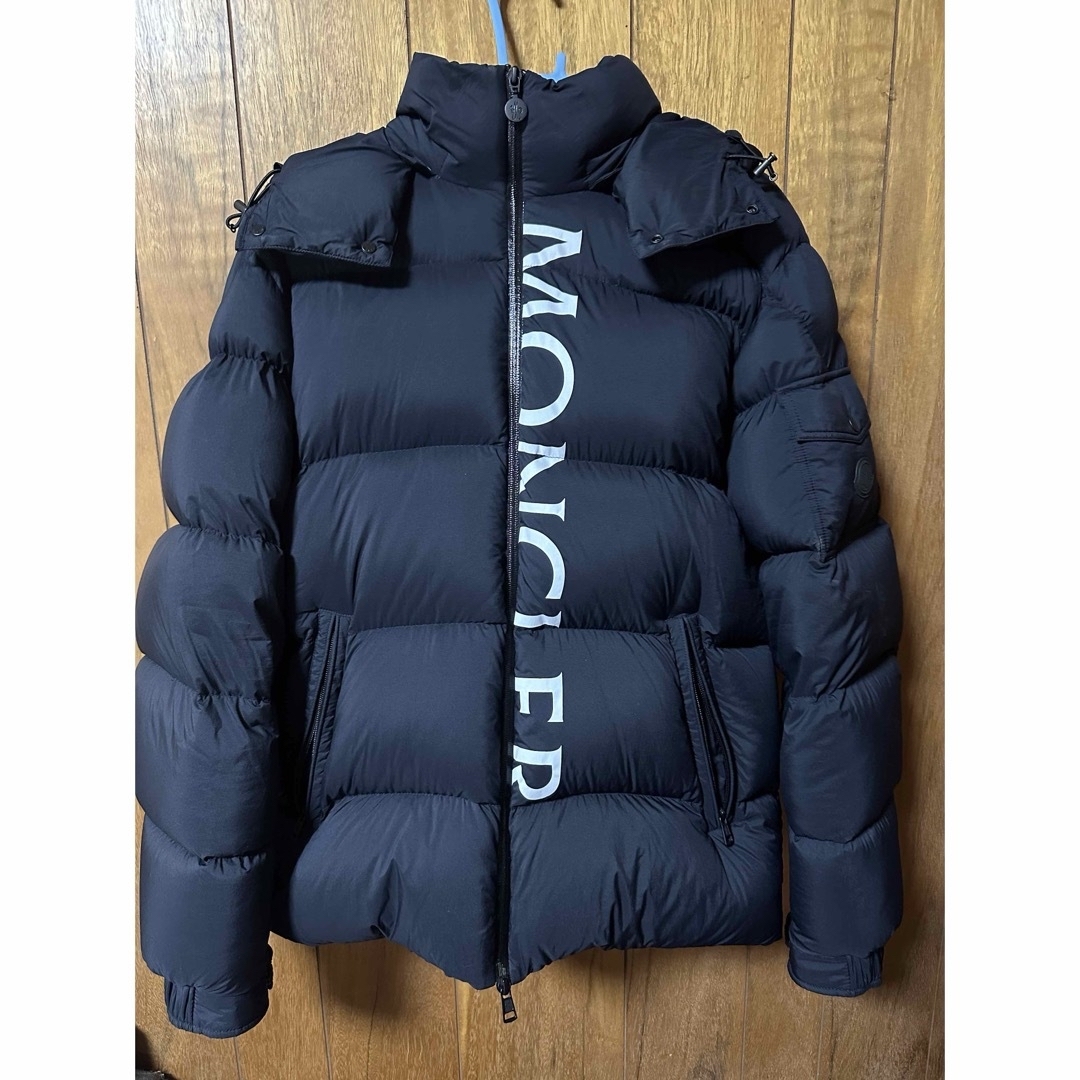 MONCLER(モンクレール)の破格！正規モンクレール　マウレス　ネイビー　メンズ メンズのジャケット/アウター(ダウンジャケット)の商品写真