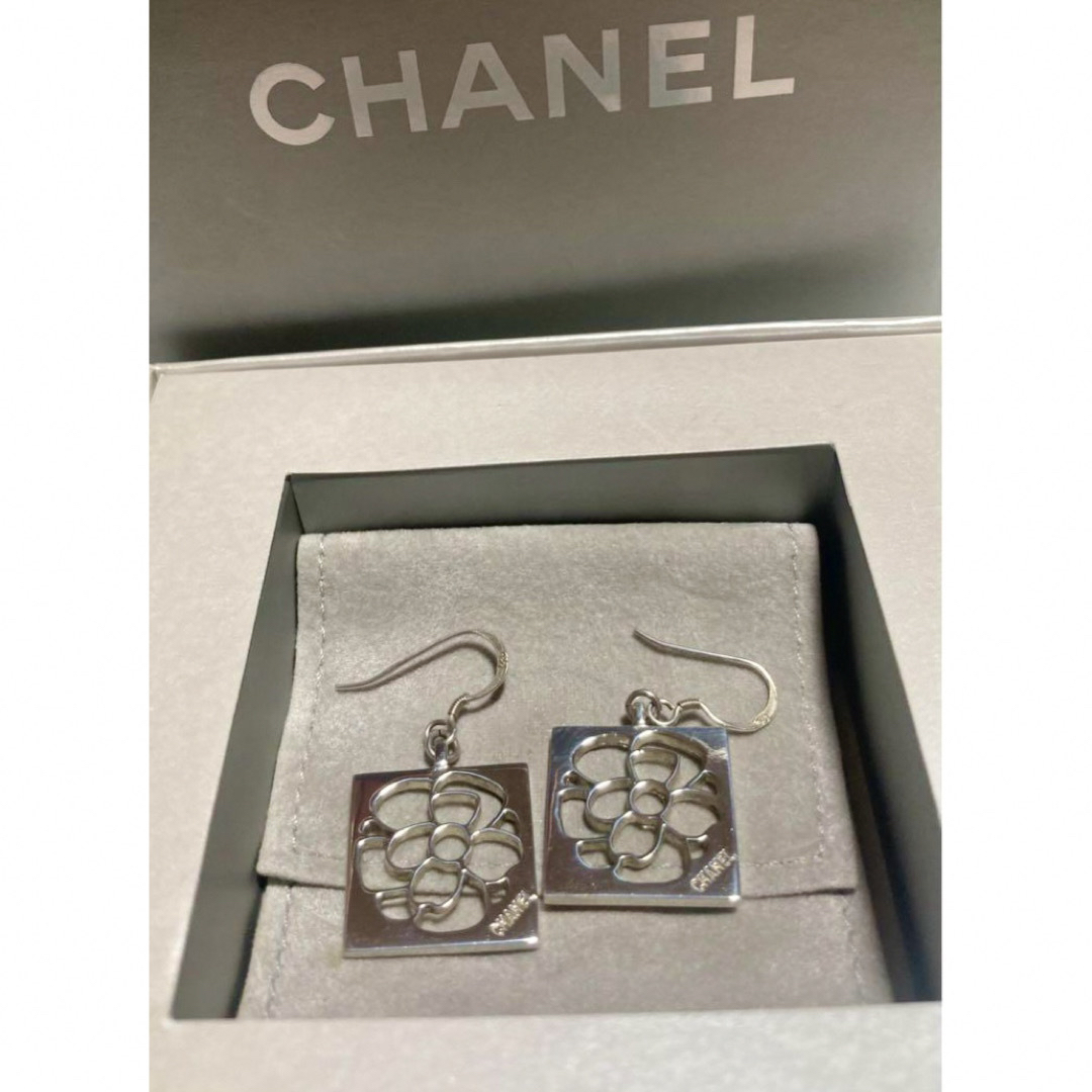 CHANEL(シャネル)のシャネル♥️シルバー925 カメリアチャーム ピアス レディースのアクセサリー(ピアス)の商品写真