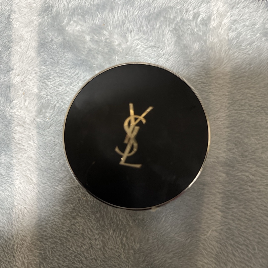 Yves Saint Laurent Beaute(イヴサンローランボーテ)のアングルドポーオールアワーズクッション30ファンデーション コスメ/美容のベースメイク/化粧品(ファンデーション)の商品写真