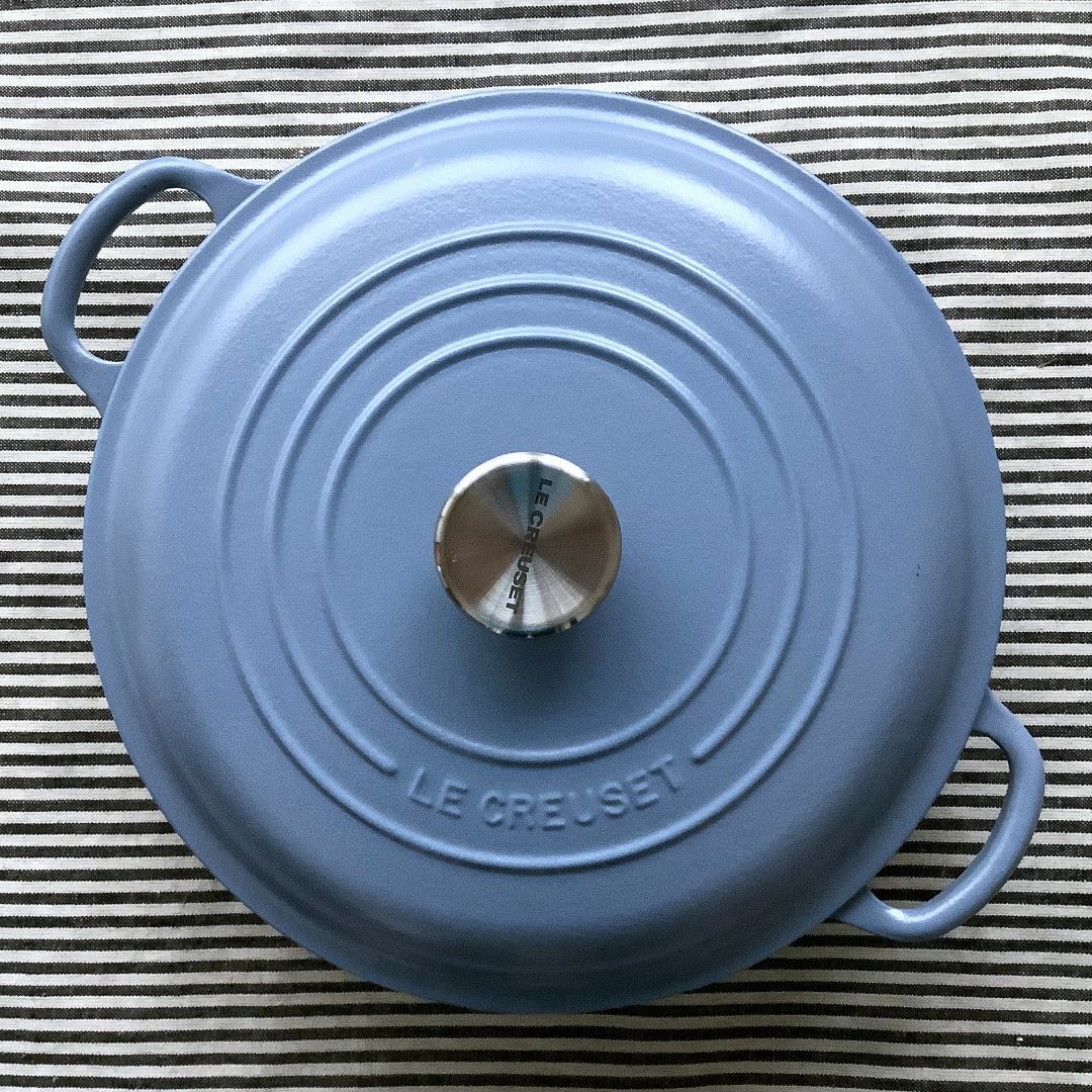 LE CREUSET(ルクルーゼ)の【ちょい傷あり】ルクルーゼ ビュッフェキャセロール 26センチ ミネラルブルー色 インテリア/住まい/日用品のキッチン/食器(鍋/フライパン)の商品写真