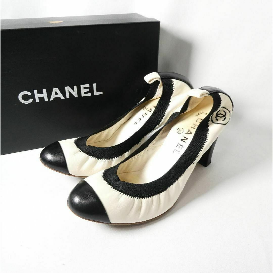 CHANEL(シャネル)の良品 CHANEL レザー バイカラー ラウンドトゥ チャンキーヒール パンプス レディースの靴/シューズ(ハイヒール/パンプス)の商品写真