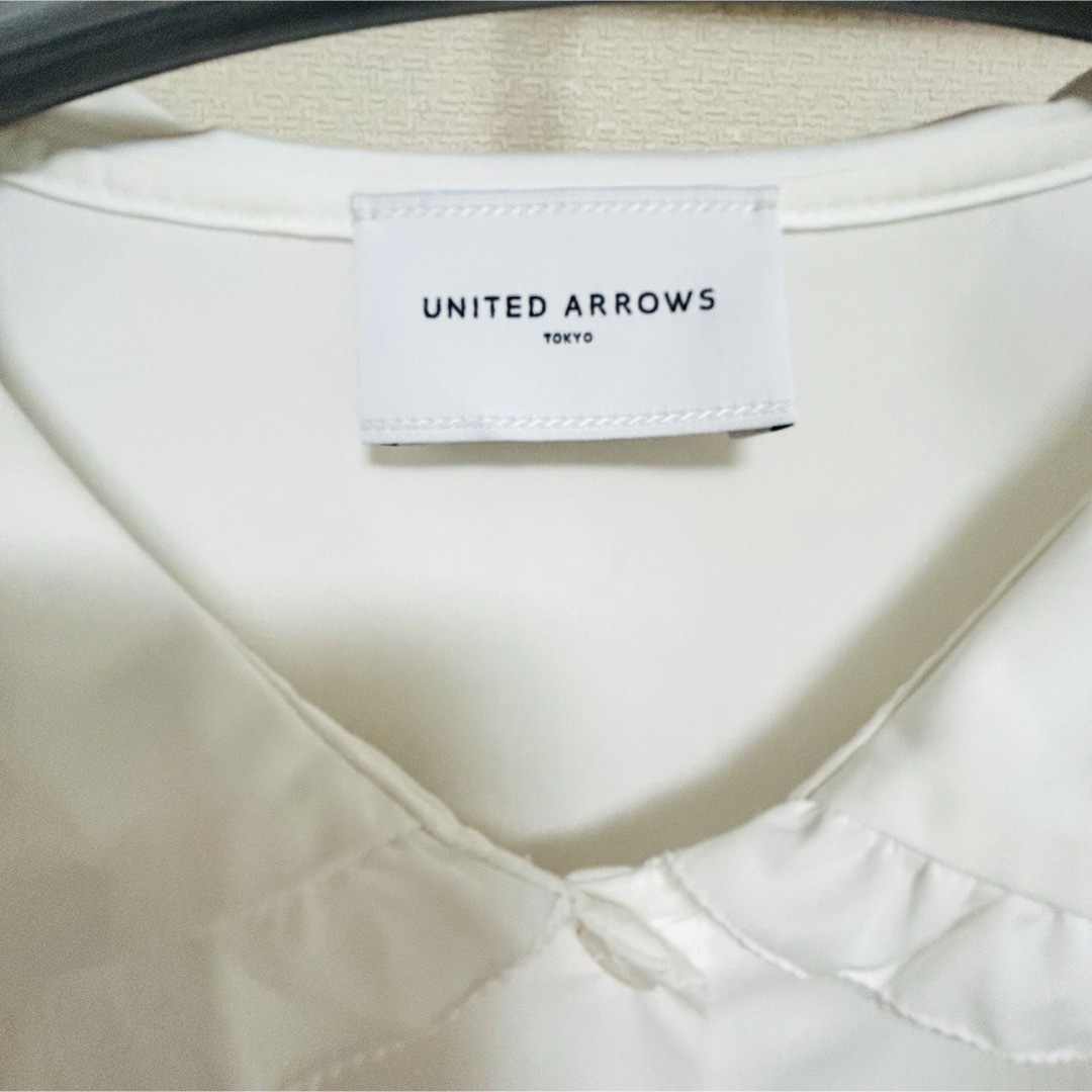 UNITED ARROWS(ユナイテッドアローズ)のUNITED ARROWSフリルカラーブラウス　ホワイト　ビッグカラー　フリル襟 レディースのトップス(シャツ/ブラウス(長袖/七分))の商品写真