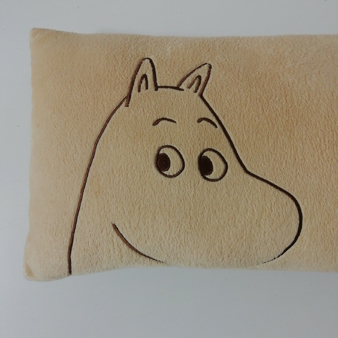 MOOMIN(ムーミン)の【美品】ムーミン　クッション　枕　横長タイプ エンタメ/ホビーのおもちゃ/ぬいぐるみ(キャラクターグッズ)の商品写真