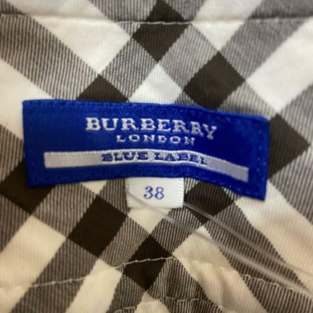 BURBERRY BLUE LABEL(バーバリーブルーレーベル)のBurberry Blue Label(バーバリーブルーレーベル) ショートパンツ サイズ38 M レディース - 白 レディースのパンツ(ショートパンツ)の商品写真