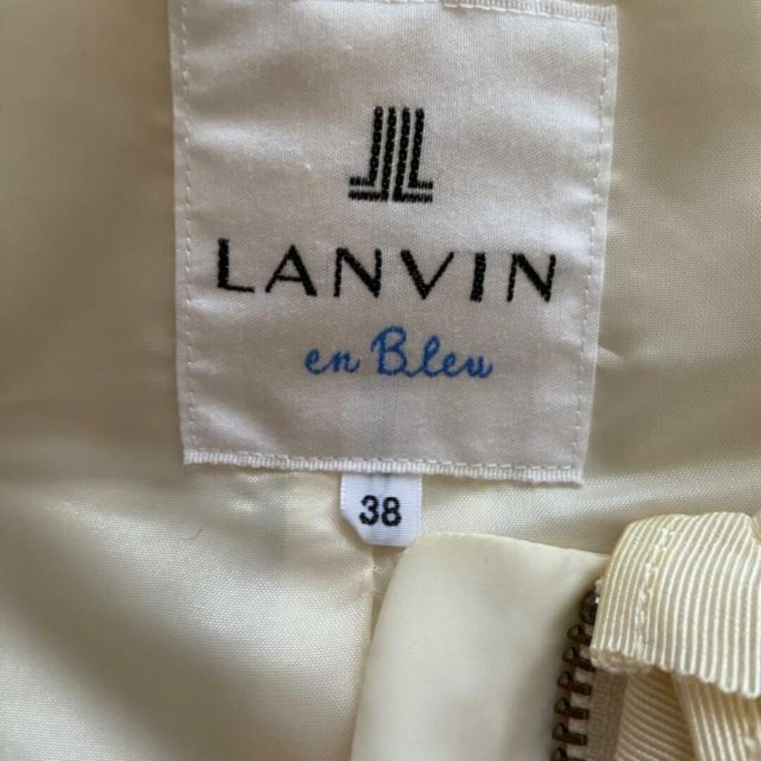 LANVIN en Bleu(ランバンオンブルー)のLANVIN en Bleu(ランバンオンブルー) ブルゾン サイズ38 M レディース - 白 長袖/中綿/フリル/ジップアップ/秋/春 レディースのジャケット/アウター(ブルゾン)の商品写真