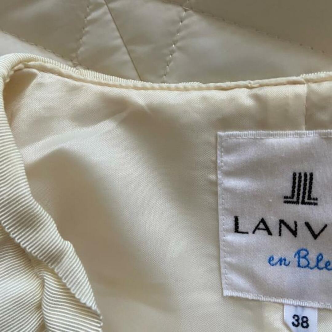 LANVIN en Bleu(ランバンオンブルー)のLANVIN en Bleu(ランバンオンブルー) ブルゾン サイズ38 M レディース - 白 長袖/中綿/フリル/ジップアップ/秋/春 レディースのジャケット/アウター(ブルゾン)の商品写真