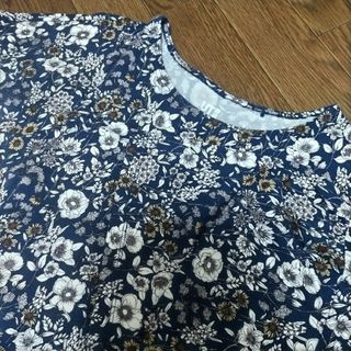 ユニクロ(UNIQLO)のUNIQLO Studio Sanderson BLUE(カットソー(半袖/袖なし))