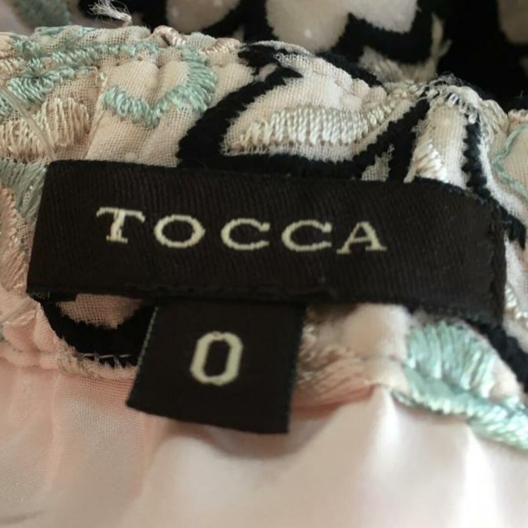 TOCCA(トッカ)のTOCCA(トッカ) ワンピース サイズ0 XS レディース - ピンクベージュ×黒×マルチ ベアトップワンピ/ひざ丈/花柄/刺繍/リボン レディースのワンピース(その他)の商品写真