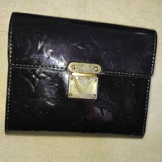 ルイヴィトン(LOUIS VUITTON)のルイヴィトン三つ折り財布。お買い得！ヴェルニ黒色ポルトフォイユコアラモノグラム。(折り財布)