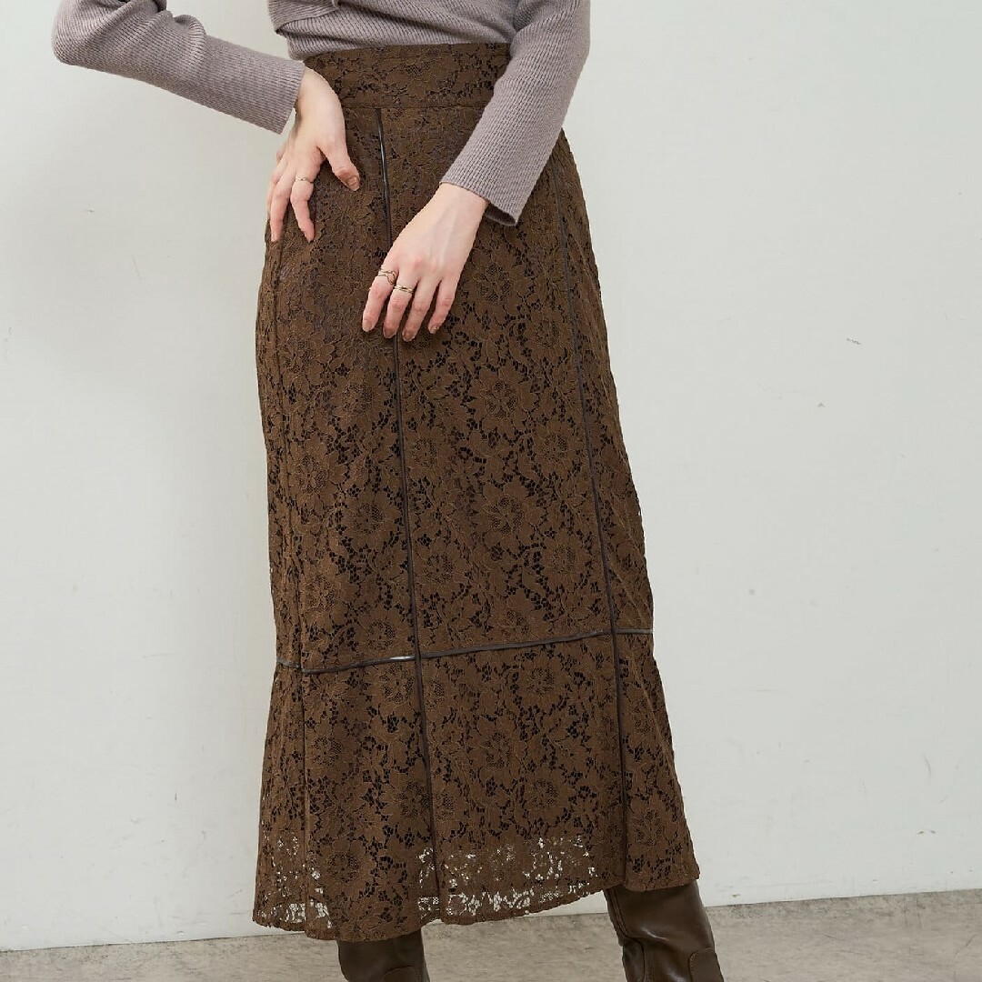 natural couture(ナチュラルクチュール)の未使用　ナチュラルクチュール　合皮パイピングレースロングスカート レディースのスカート(ロングスカート)の商品写真