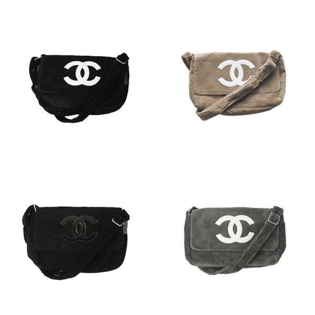 CHANEL(シャネル)の【新品未使用】CHANEL シャネル ショルダーバッグ　ブラック×黒ロゴ レディースのバッグ(ショルダーバッグ)の商品写真