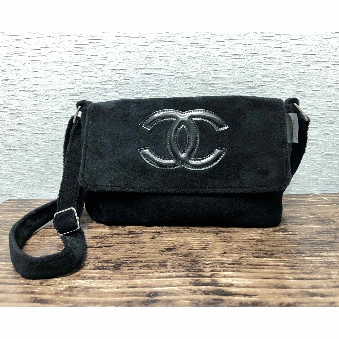 CHANEL(シャネル)の【新品未使用】CHANEL シャネル ショルダーバッグ　ブラック×黒ロゴ レディースのバッグ(ショルダーバッグ)の商品写真