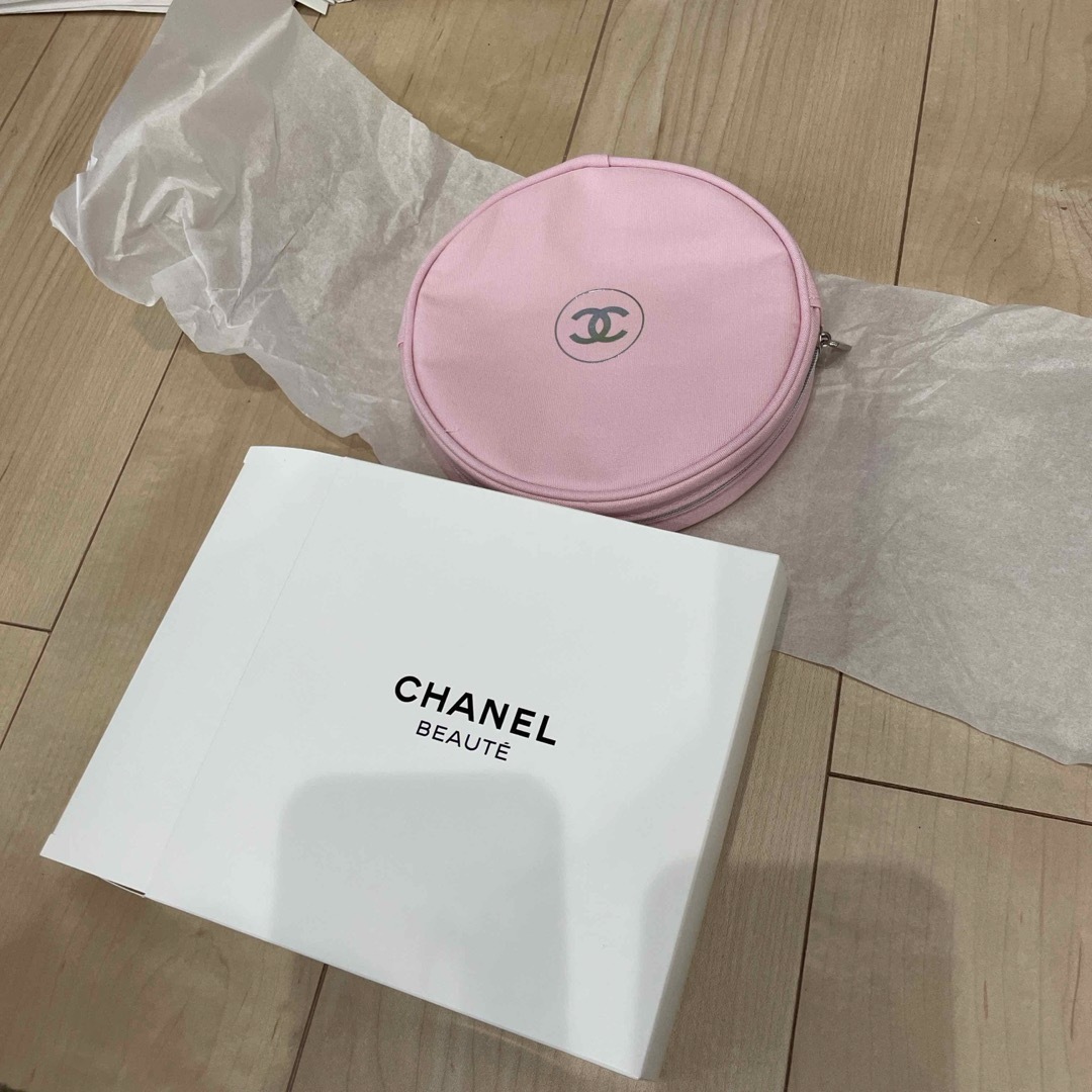 CHANEL(シャネル)のCHANEL BEAUTE ノベルティポーチ　新品未使用 レディースのファッション小物(ポーチ)の商品写真