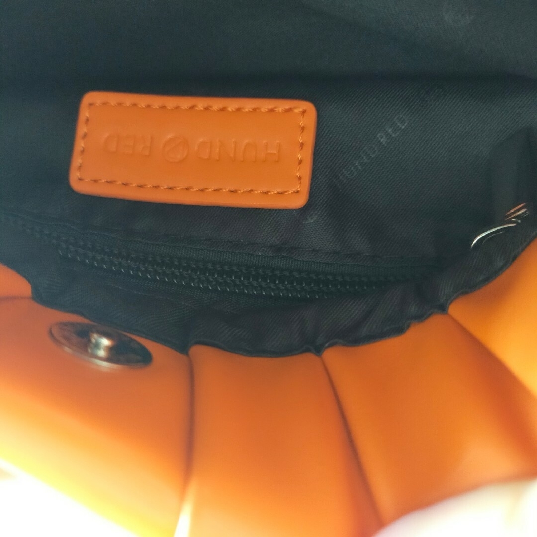 HUND RED ギャザーミニバッグ(新品) レディースのバッグ(ハンドバッグ)の商品写真