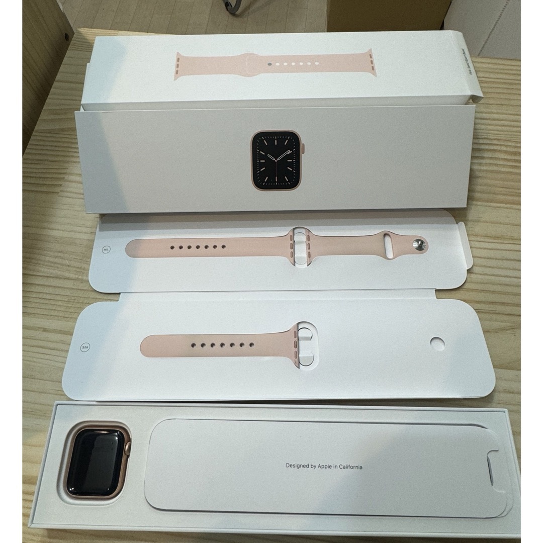 Apple Watch(アップルウォッチ)の中古美品Apple Watch MG123J/A 6世代GPS 40mmゴールド スマホ/家電/カメラのスマホ/家電/カメラ その他(その他)の商品写真