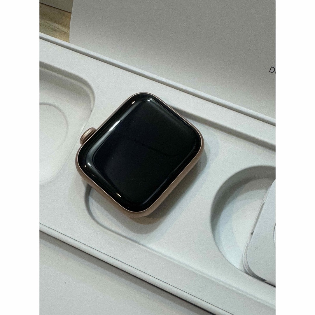 Apple Watch(アップルウォッチ)の中古美品Apple Watch MG123J/A 6世代GPS 40mmゴールド スマホ/家電/カメラのスマホ/家電/カメラ その他(その他)の商品写真