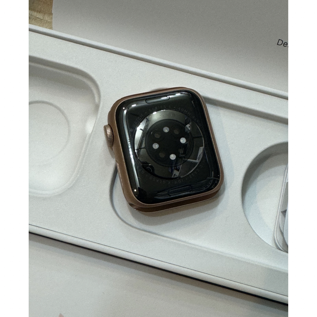 Apple Watch(アップルウォッチ)の中古美品Apple Watch MG123J/A 6世代GPS 40mmゴールド スマホ/家電/カメラのスマホ/家電/カメラ その他(その他)の商品写真