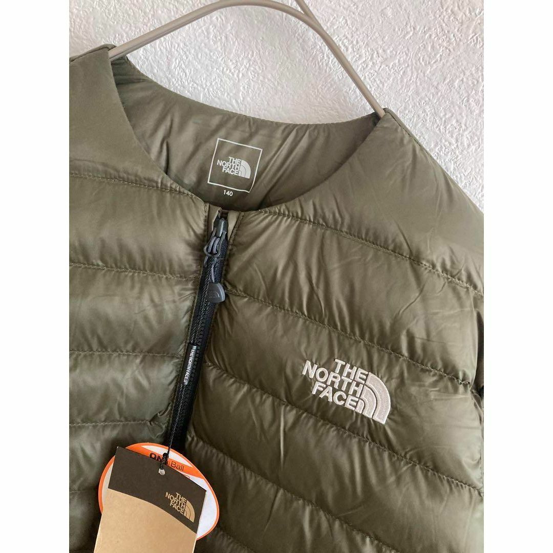 THE NORTH FACE(ザノースフェイス)の新品⭐️ノースフェイス　キッズライトダウンジャケット　カーキ　140 韓国限定 キッズ/ベビー/マタニティのキッズ服男の子用(90cm~)(ジャケット/上着)の商品写真