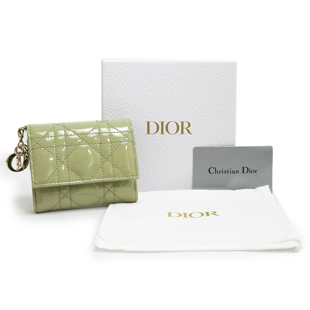 Christian Dior(クリスチャンディオール)のクリスチャンディオール レディディオール LADY DIOR ロータスウォレット カナージュ コンパクト 日本限定 三つ折り財布 エナメル パテントレザー イーサリアルグリーン 緑 ゴールド金具 S0181OVRB 箱付 Christian Dior（新品・未使用品） レディースのファッション小物(財布)の商品写真