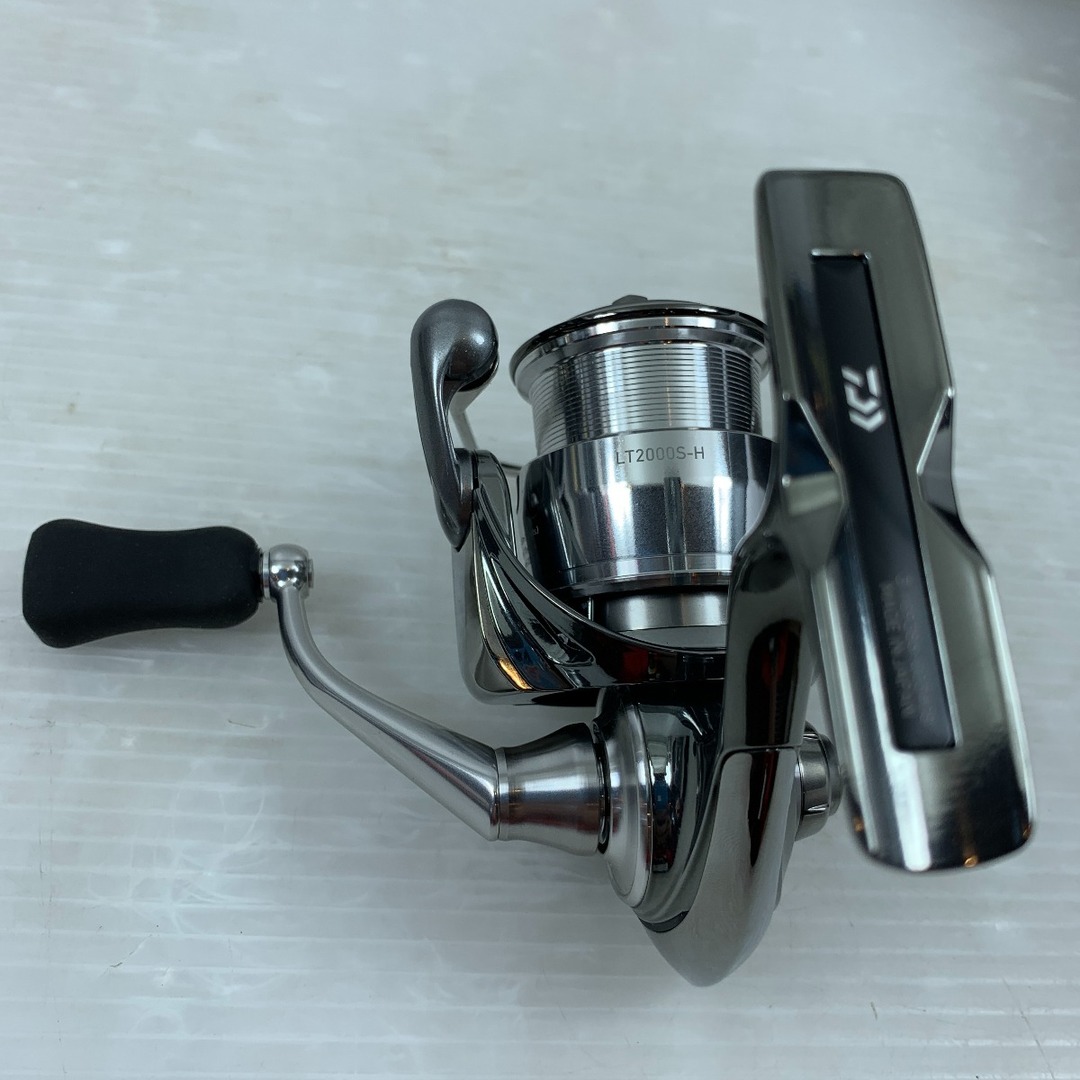 DAIWA(ダイワ)のττDAIWA ダイワ リール スピニングリール 箱付 22イグジスト LT2000S-H 109386 スポーツ/アウトドアのフィッシング(リール)の商品写真