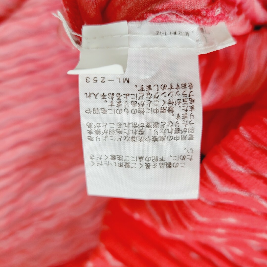 PLEATS PLEASE ISSEY MIYAKE(プリーツプリーズイッセイミヤケ)の【美品】プリーツプリーズ　Vネック　長袖　ゆったり Aライン　膝丈　ワンピース レディースのワンピース(ひざ丈ワンピース)の商品写真