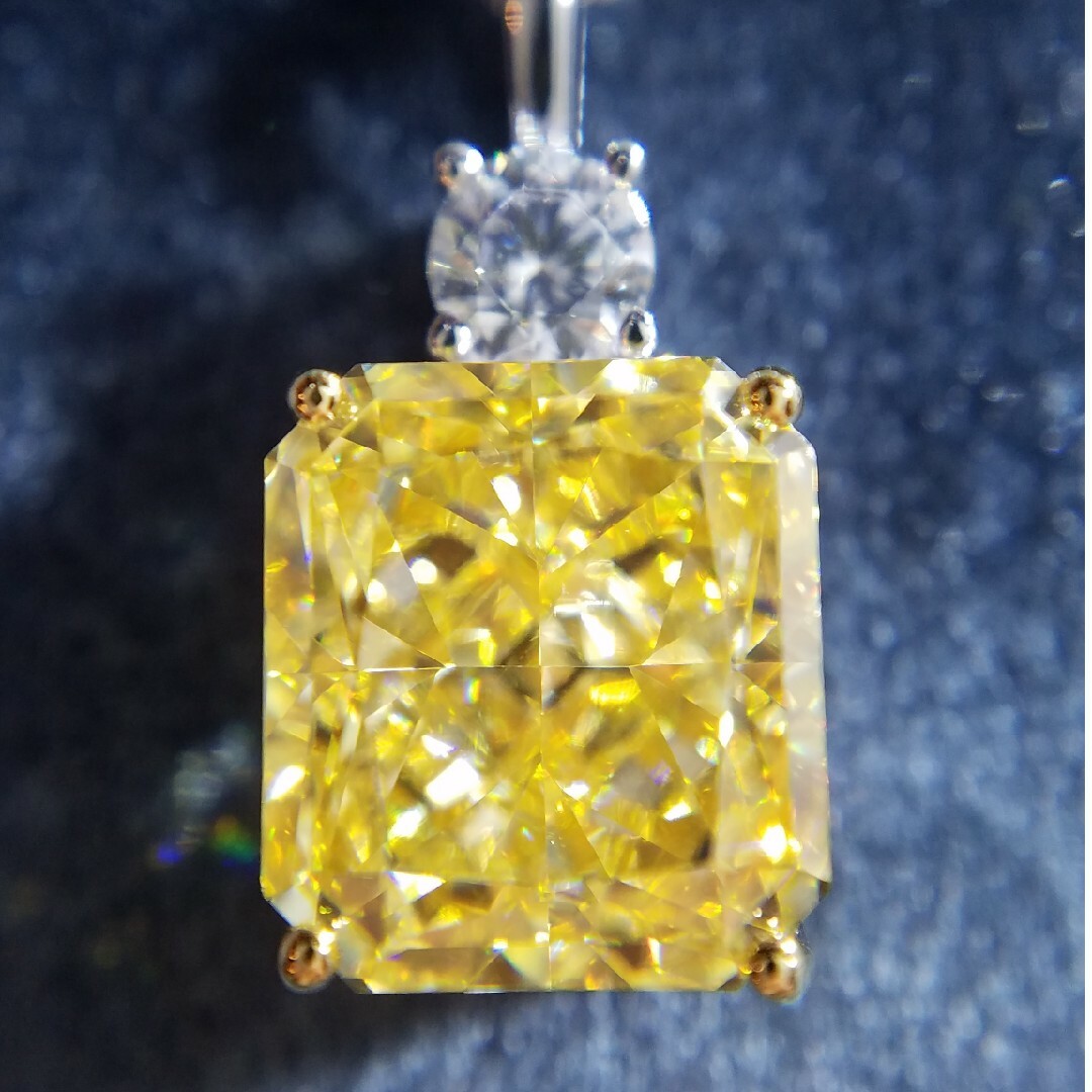 新作！最高級ソナイエローダイヤモンド　ラディアントカットネックレス レディースのアクセサリー(ネックレス)の商品写真