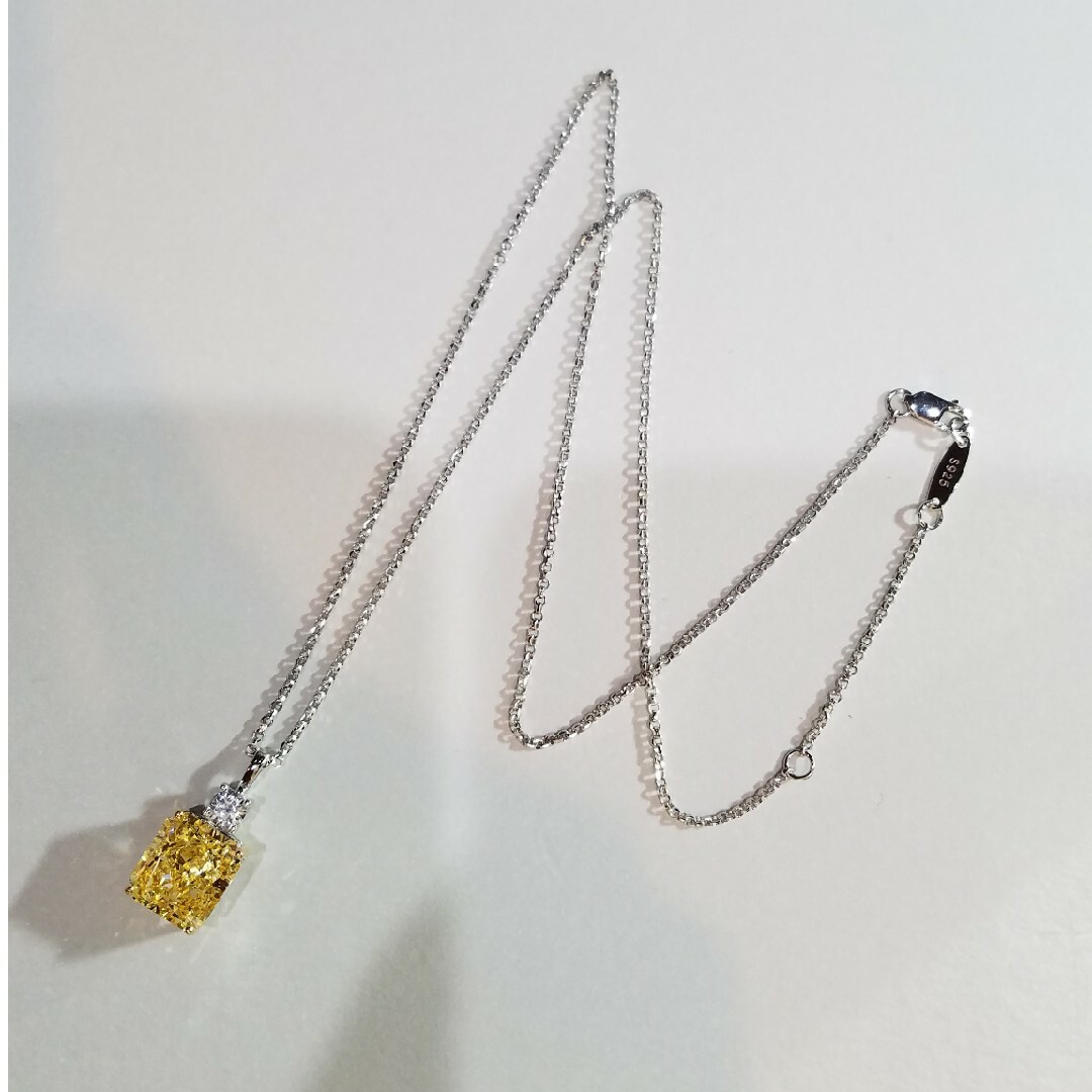 新作！最高級ソナイエローダイヤモンド　ラディアントカットネックレス レディースのアクセサリー(ネックレス)の商品写真