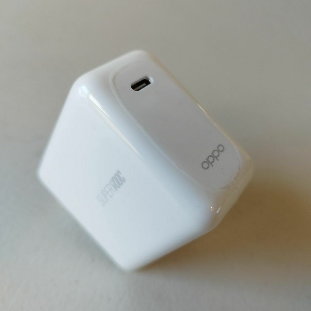 OPPO(オッポ)のOPPO 純正 45W SUPERVOOC USB-C ACアダプター 急速充電 スマホ/家電/カメラのスマートフォン/携帯電話(バッテリー/充電器)の商品写真