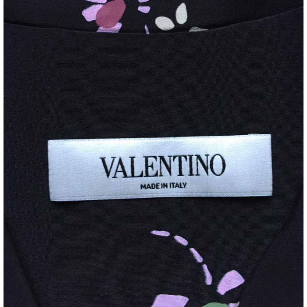 VALENTINO(ヴァレンティノ)のVALENTINO ヴァレンティノ ブラックフローラル柄 シルク ブラウスシャツ レディースのトップス(シャツ/ブラウス(長袖/七分))の商品写真