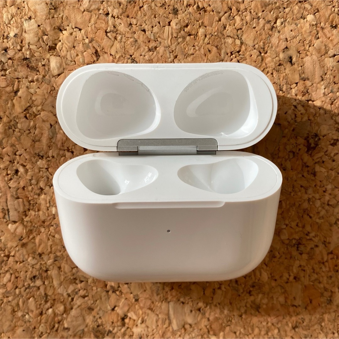 Apple(アップル)のAirPods 充電ケース　本体　充電器　エアーポッズ　第三世代　A2566 スマホ/家電/カメラのオーディオ機器(ヘッドフォン/イヤフォン)の商品写真