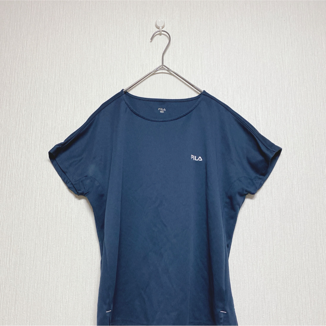 FILA(フィラ)のフィラ【M】ネイビー　半袖Tシャツ　薄手　無地　ロゴ入り　通気性　伸縮性あり レディースのトップス(Tシャツ(半袖/袖なし))の商品写真