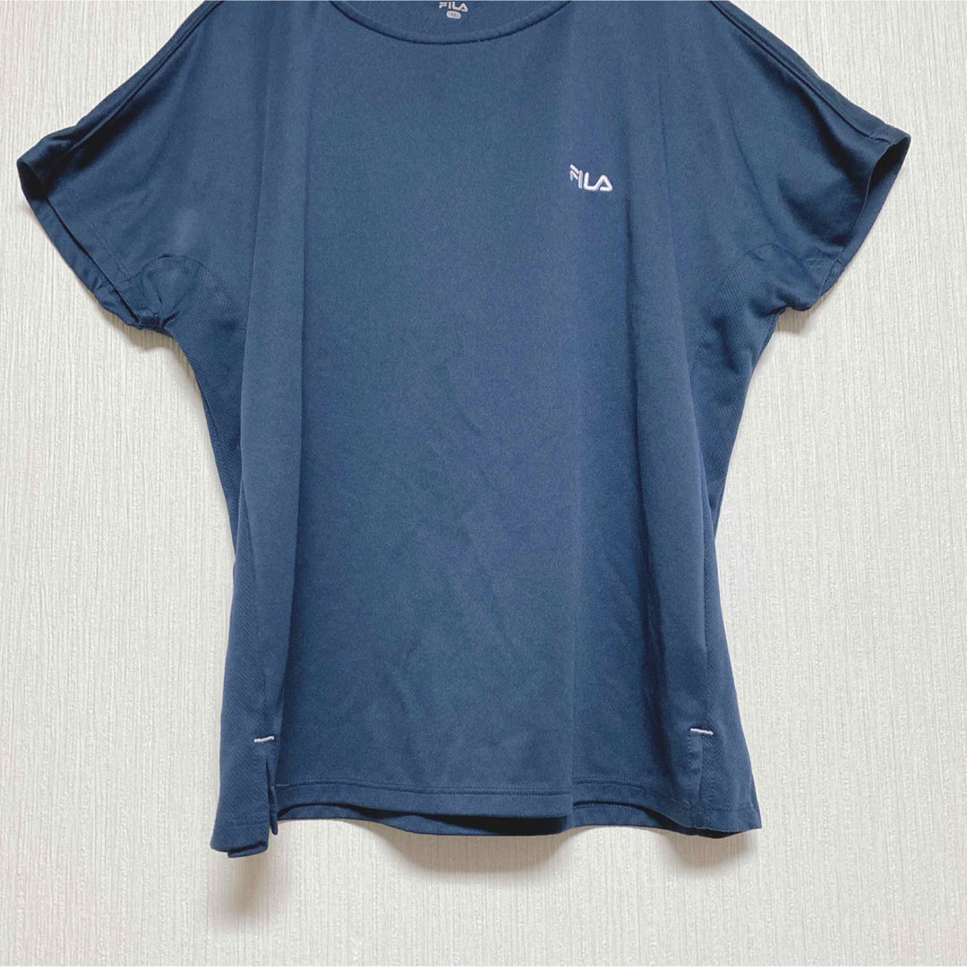 FILA(フィラ)のフィラ【M】ネイビー　半袖Tシャツ　薄手　無地　ロゴ入り　通気性　伸縮性あり レディースのトップス(Tシャツ(半袖/袖なし))の商品写真