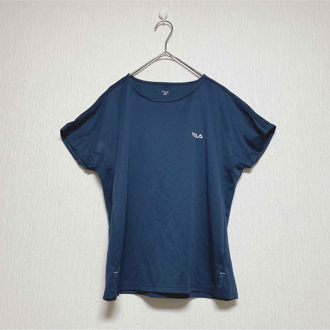 FILA(フィラ)のフィラ【M】ネイビー　半袖Tシャツ　薄手　無地　ロゴ入り　通気性　伸縮性あり レディースのトップス(Tシャツ(半袖/袖なし))の商品写真