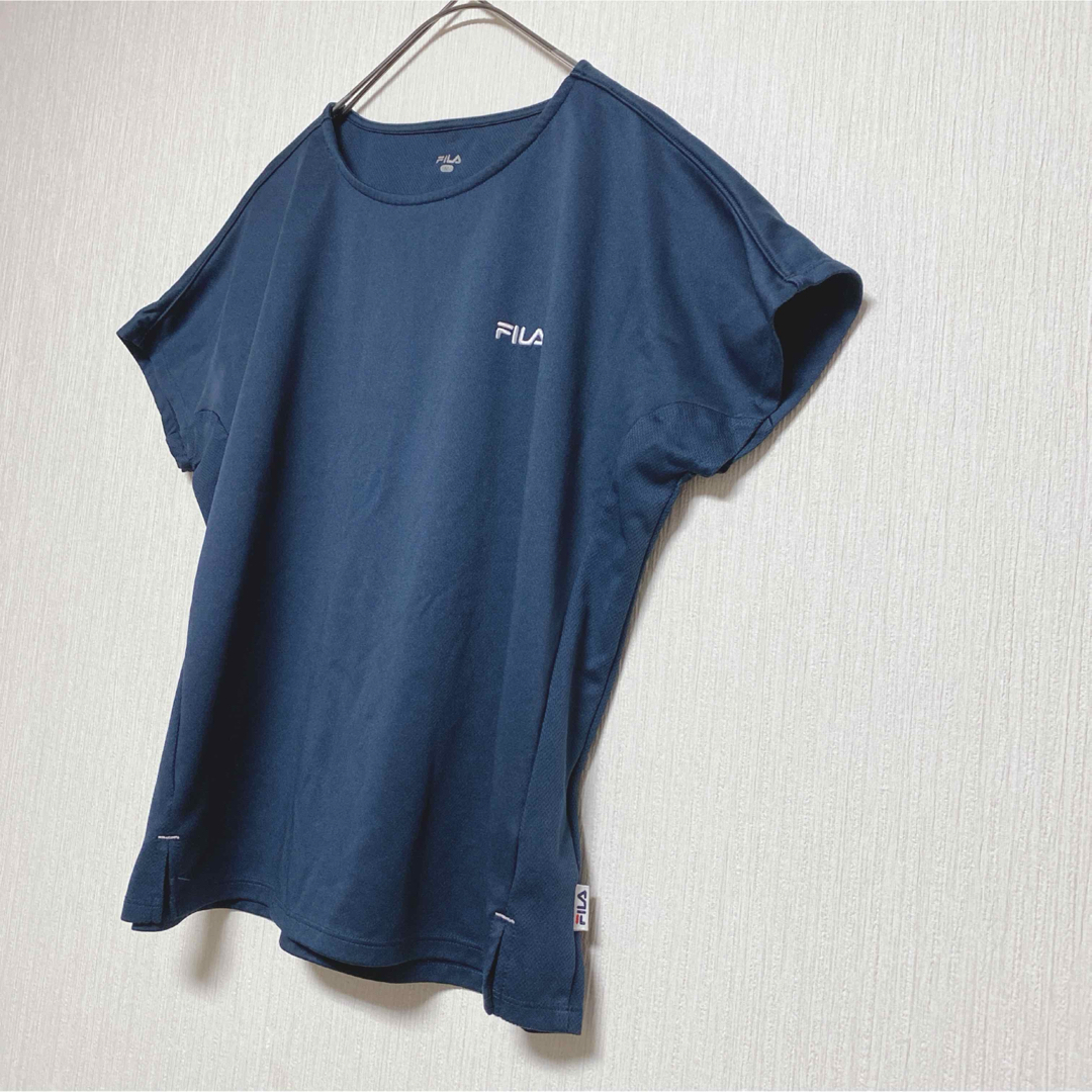 FILA(フィラ)のフィラ【M】ネイビー　半袖Tシャツ　薄手　無地　ロゴ入り　通気性　伸縮性あり レディースのトップス(Tシャツ(半袖/袖なし))の商品写真