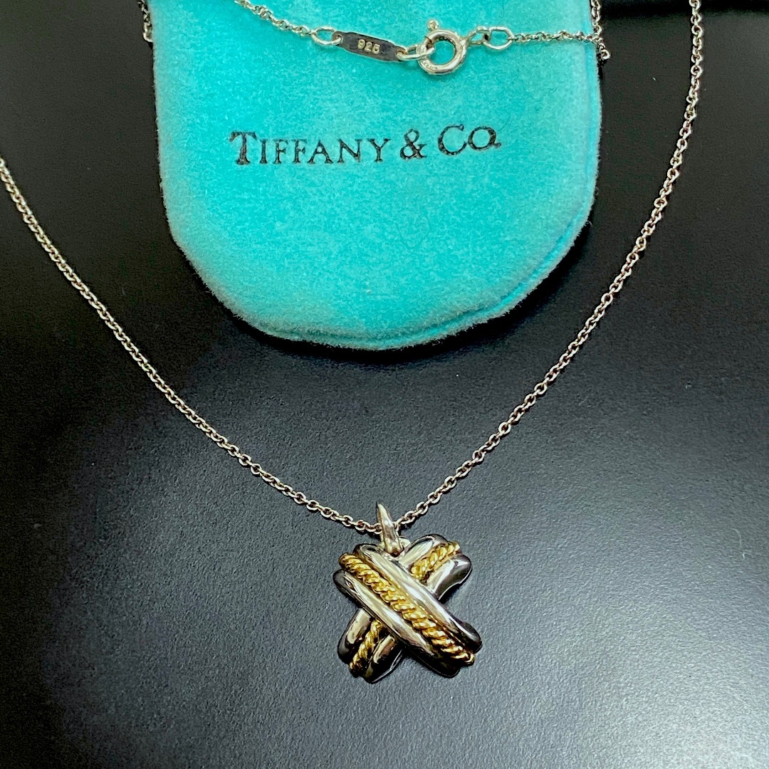 Tiffany & Co.(ティファニー)の[綺麗]ティファニーネックレス /シグネチャークロス/　シルバー＆ゴールドコンビ レディースのアクセサリー(ネックレス)の商品写真