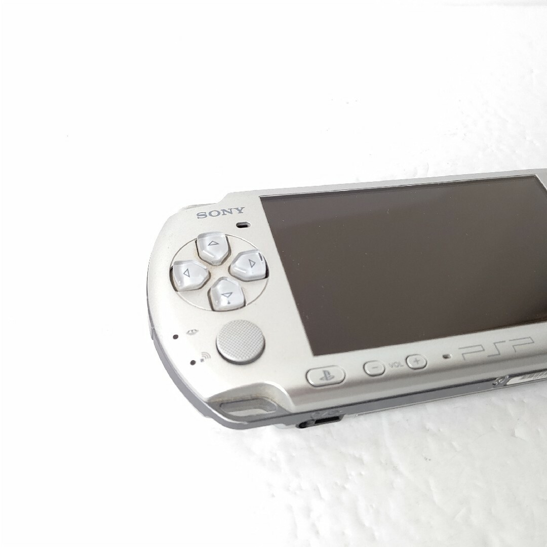 PlayStation Portable(プレイステーションポータブル)のソニー　PSP3000 ミスティックシルバー　美品　プレイステーションポータブル エンタメ/ホビーのゲームソフト/ゲーム機本体(携帯用ゲーム機本体)の商品写真