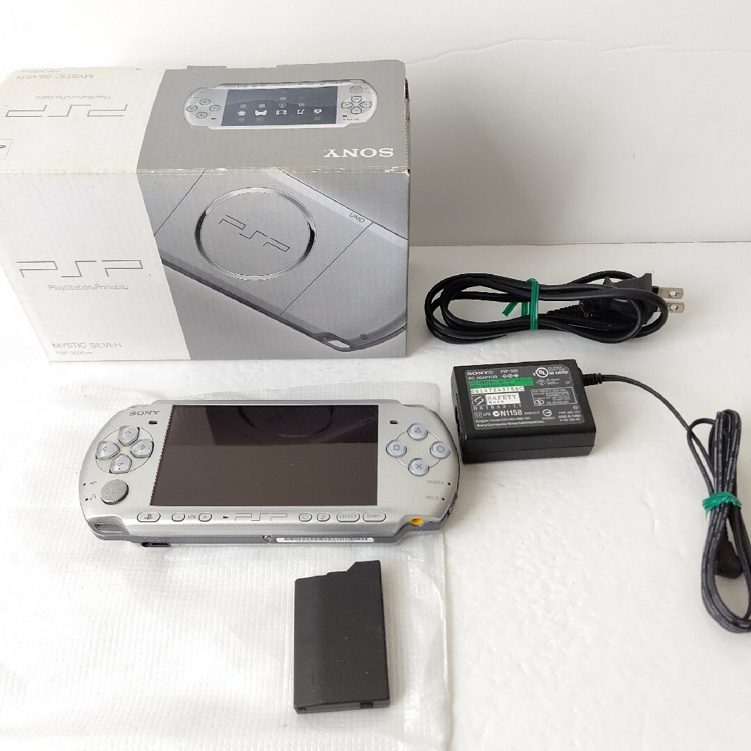 PlayStation Portable(プレイステーションポータブル)のソニー　PSP3000 ミスティックシルバー　美品　プレイステーションポータブル エンタメ/ホビーのゲームソフト/ゲーム機本体(携帯用ゲーム機本体)の商品写真