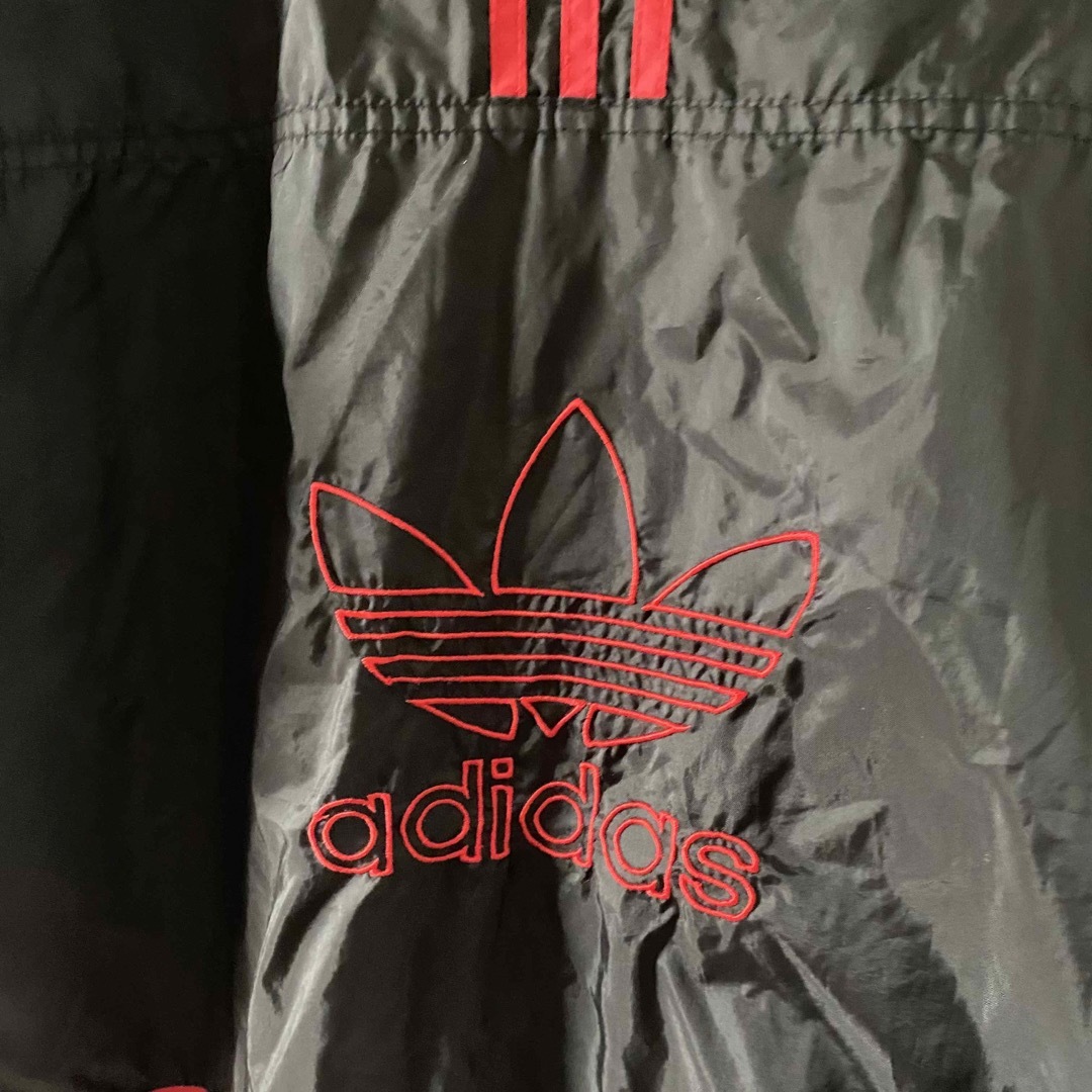 adidas(アディダス)の80sadidasアディダスナイロンジャケットジャンパー万国旗タグメンズ長袖黒赤 メンズのジャケット/アウター(ナイロンジャケット)の商品写真