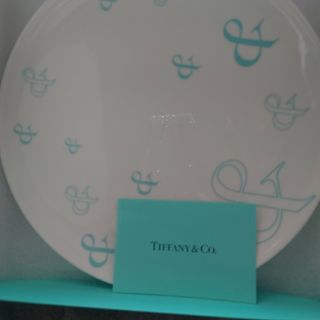 ティファニー(Tiffany & Co.)の土日も発送可！【新品・未使用】ティファニー ・ アンパサンド プレート　１枚のみ(食器)