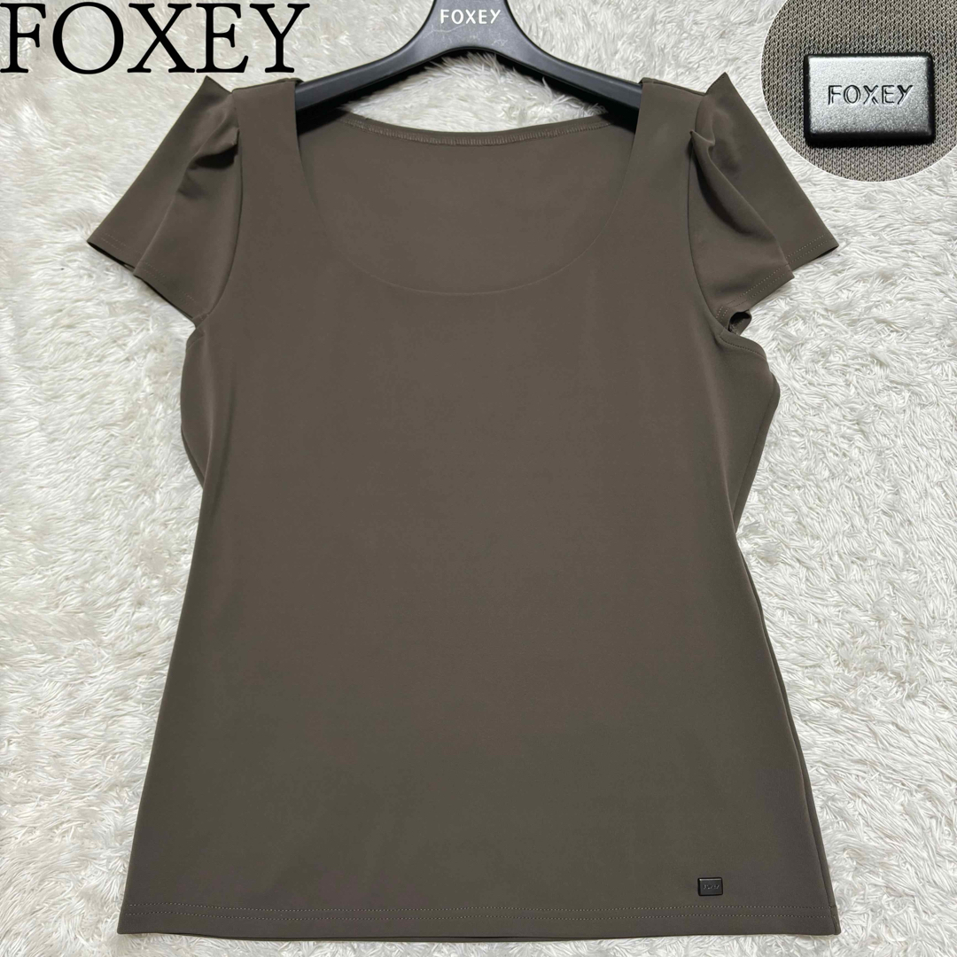 FOXEY(フォクシー)のフォクシー　ロゴプレートあり　半袖デザインスリーブニット　ラウンド　ストレッチ レディースのトップス(Tシャツ(半袖/袖なし))の商品写真