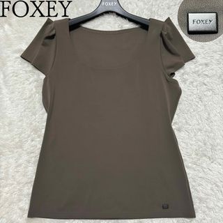 FOXEY - フォクシー　ロゴプレートあり　半袖デザインスリーブニット　ラウンド　ストレッチ