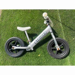 ストライダ(STRIDA)のストライダーPRO STRIDER プロ silver 12inc(三輪車/乗り物)