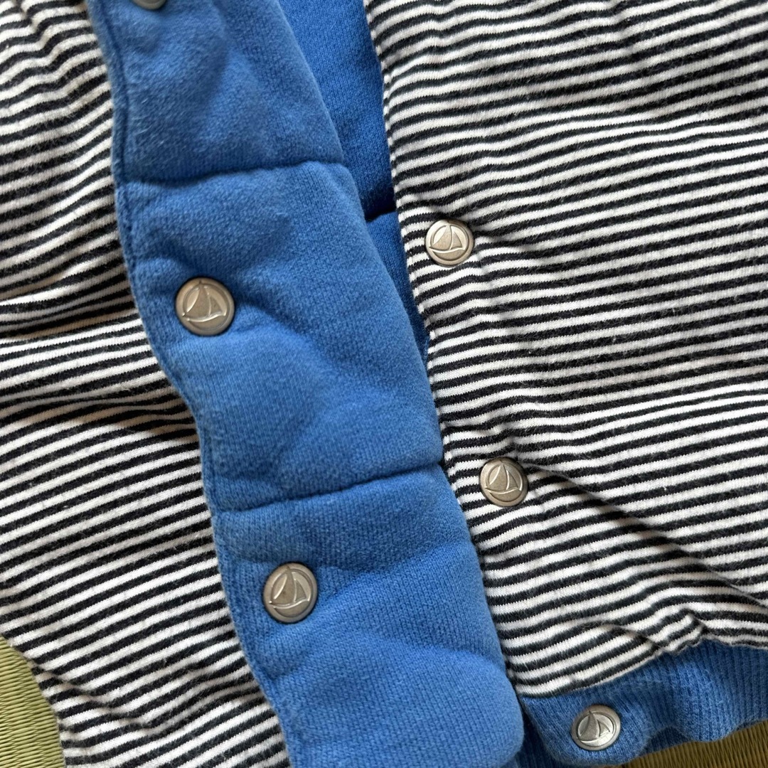 PETIT BATEAU(プチバトー)のプチバトー 中綿 リバーシブルベスト 18M キッズ/ベビー/マタニティのベビー服(~85cm)(ジャケット/コート)の商品写真