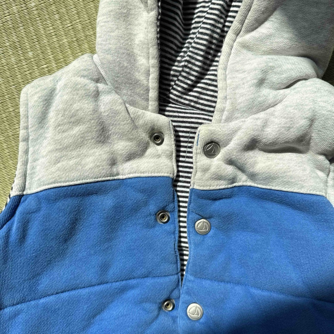 PETIT BATEAU(プチバトー)のプチバトー 中綿 リバーシブルベスト 18M キッズ/ベビー/マタニティのベビー服(~85cm)(ジャケット/コート)の商品写真