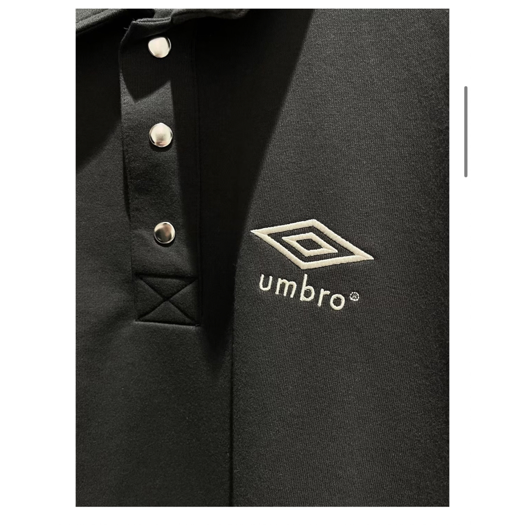 Adam et Rope'(アダムエロぺ)の《別注》【UMBRO/アンブロ】POLO COLLAR SWEATS L メンズのトップス(ポロシャツ)の商品写真