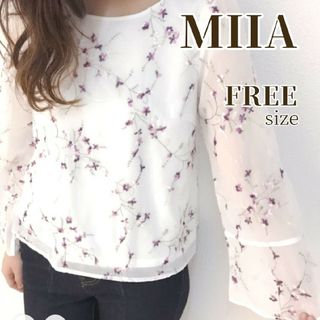 ミーア(MIIA)のMIIA バックレースアップ 刺繍ブラウス 白　長袖　フレア　花柄　カットソー(シャツ/ブラウス(長袖/七分))