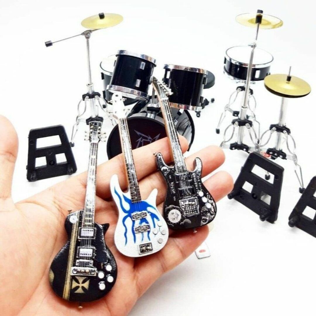 METALLICAミニチュアドラムギターセット10ｃｍ。ミニチュア楽器6 エンタメ/ホビーのおもちゃ/ぬいぐるみ(模型/プラモデル)の商品写真