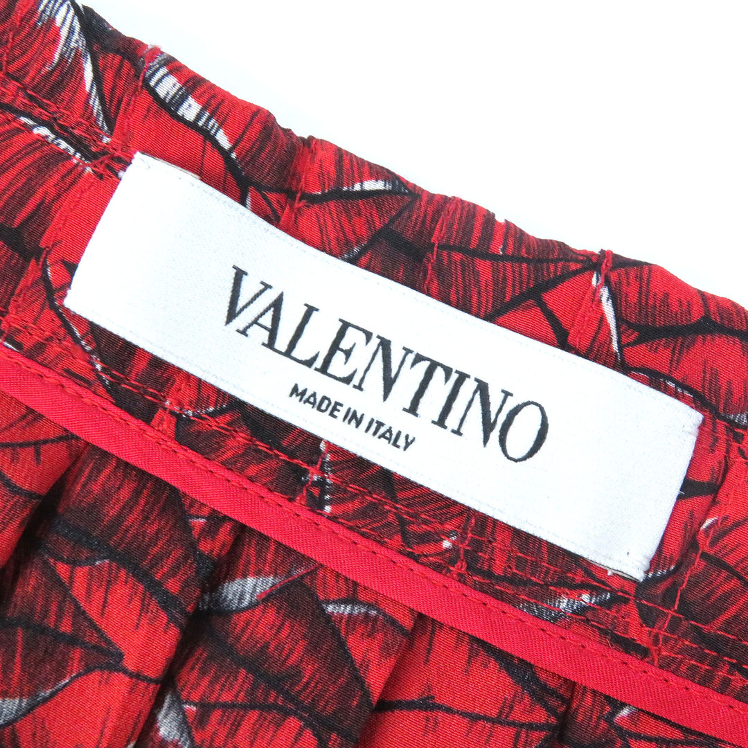 VALENTINO(ヴァレンティノ)の未使用品△VALENTINO ヴァレンティノ 2020年製 VB3RA74062W シルク100％ リッププリント プリーツ ロングスカート レッド 40 イタリア製 正規品 レディース 定価319,000円 レディースのスカート(ロングスカート)の商品写真