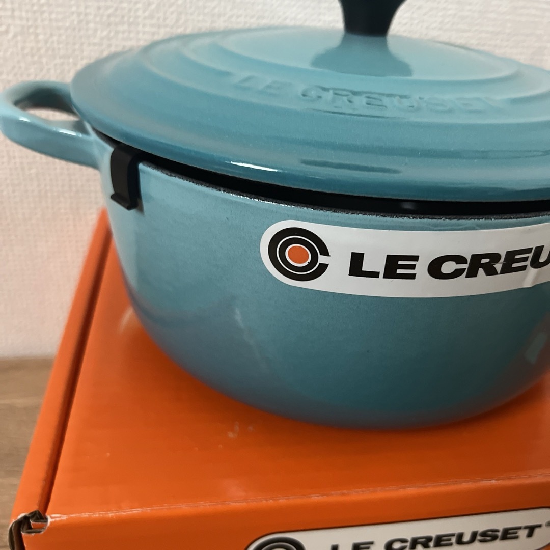 LE CREUSET(ルクルーゼ)の●新品●ルクルーゼ ココットロンド 20cm  カリビアンブルー インテリア/住まい/日用品のキッチン/食器(鍋/フライパン)の商品写真